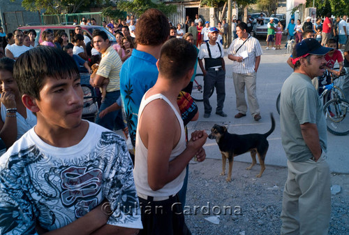 Crime scene crowd, Juárez, 2008