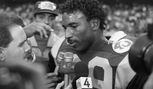 Eric Dickerson talking with sportscasters, Los Angeles, 1986