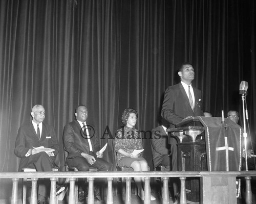 Billy Mills at podium, Los Angeles, 1968