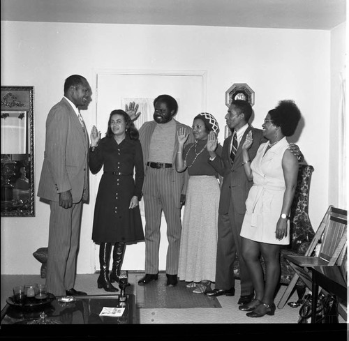 Tom Bradley swearing-in members of the A. Philip Randolph Institute, Los Angeles, 1973