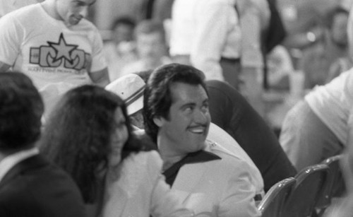 Wayne Newton watching the Pryor-Argüello rematch at Caesars Palace, Las Vegas, 1983