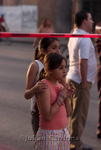 Onlookers at Auto Zone, Juárez, 2008