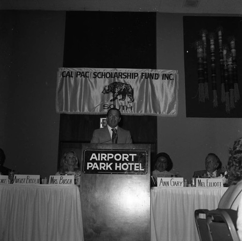 August Busch, III speaking at the 9th annual Cal-Pac Scholarship Fund awards banquet, Los Angeles, 1982