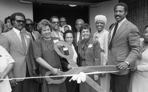 Participants of the Gilliam Center dedication posing together, Los Angeles, 1985