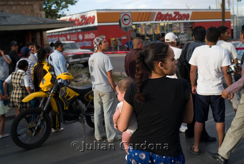 Onlookers at Auto Zone, Juárez, 2008