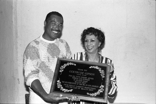 Shelly Garrett presenting a plaque to Gertrude Gipson, Los Angeles, 1989