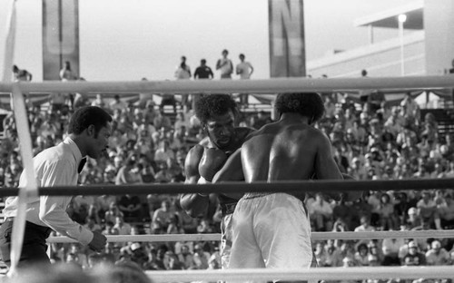 Mike Weaver and Michael Dokes in the boxing ring, Las Vegas, 1983