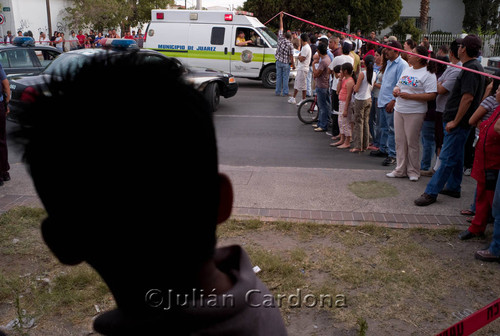 Onlookers at Auto Zone, Juárez, 2008