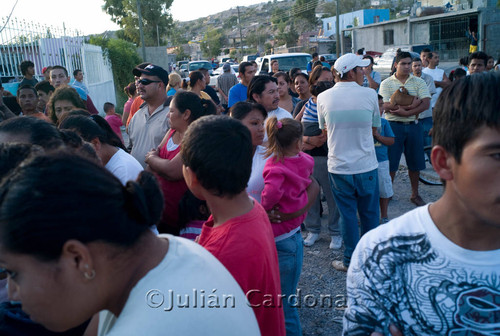 Crime scene crowd, Juárez, 2008