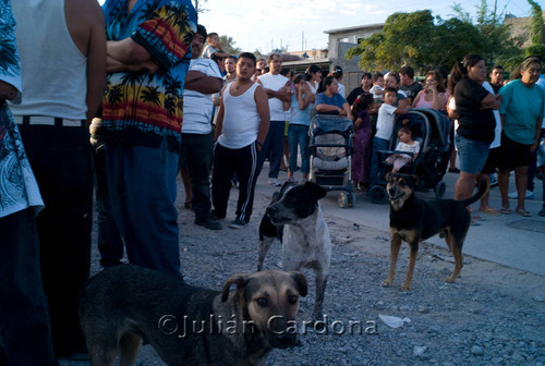 Crime scene crowd, Juárez, 2008