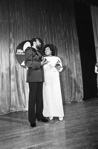 Marvin Gaye and Jennifer Holiday standing backstage with their Grammys at the 25th Annual Grammy Awards, Los Angeles, 1983