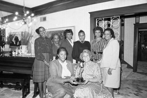 Jessie Mae Beavers posing with National Association of Media Women members, Los Angeles, 1983