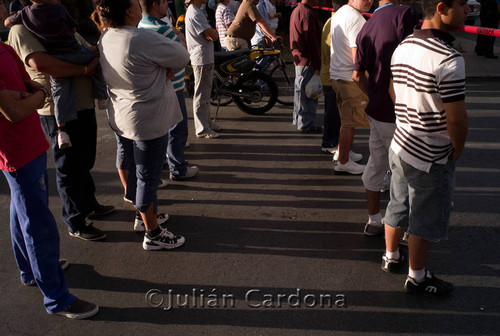 Onlookers at Auto Zone, Juárez, 2008