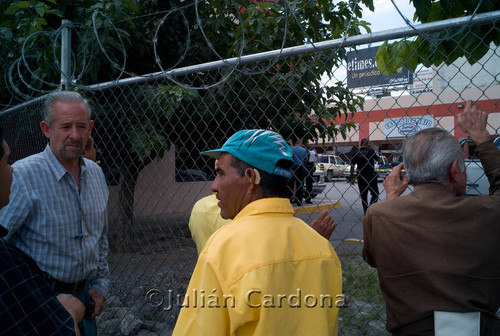 Crime scene crowd, Juárez, 2008