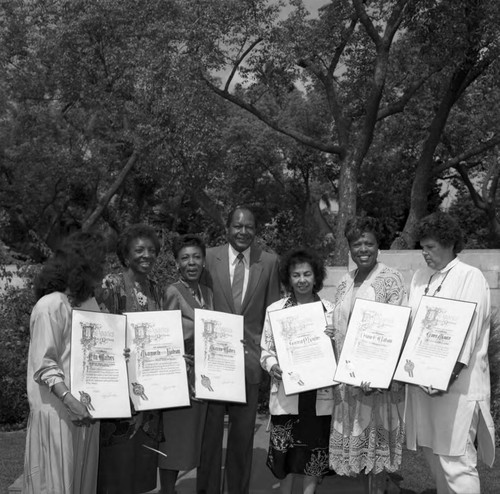 Tom Bradley posing with women legislators, Los Angeles, 1986