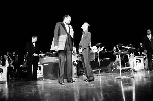 Tom Bradley presenting an award to Sammy Davis Jr., Los Angeles, 1980