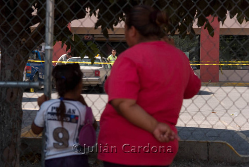 Crime scene crowd, Juárez, 2008