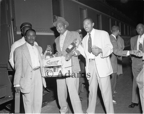 Men holding crates of liquor, Los Angeles, 1955