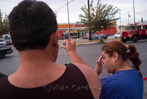 Onlookers at Auto Zone, Juárez, 2008