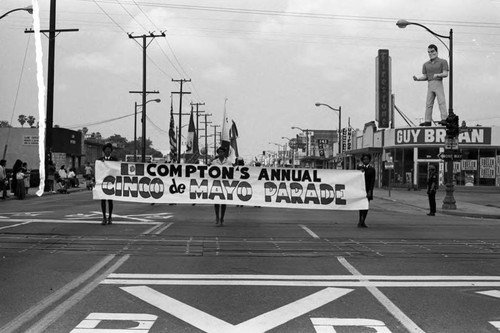 Cinco de Mayo parade participants holding a banner, Los Angeles, 1973