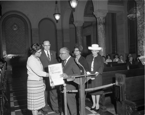 Lindsay presents certificate, Los Angeles, 1963