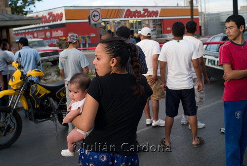 Onlookers at Auto Zone, Juárez, 2008