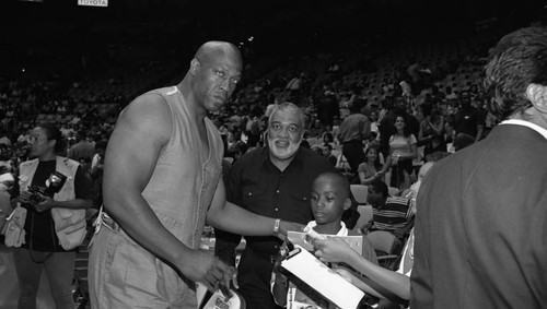 Tommy "Tiny" Lister signing autographs at the Great Western Forum, Inglewood, 1994