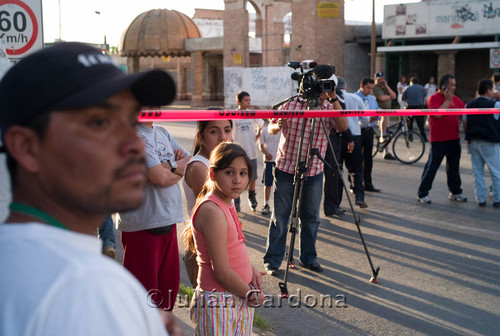 Onlookers at Auto Zone, Juárez, 2008