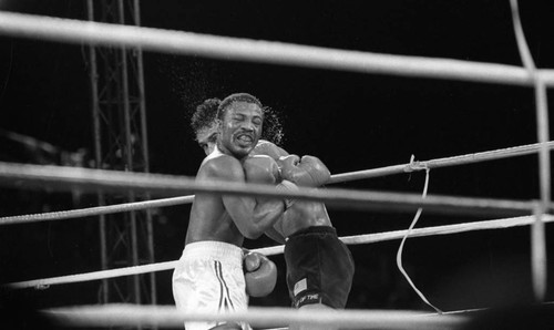 Aaron Pryor and Alexis Argüello fighting in a rematch for the WBA Jr. Welterweight title, Las Vegas, 1983