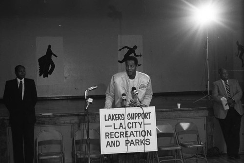 Jamaal Wilkes speaking at the Harvard Recreation Center, Los Angeles, 1983