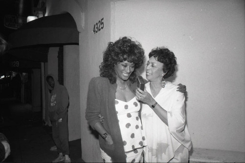 Gertrude Gipson interviewing Marlena Shaw outside of the Pied Piper nightclub, Los Angeles, 1987