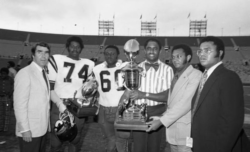 Grambling College Tigers receive Trophy, Los Angeles, 1973