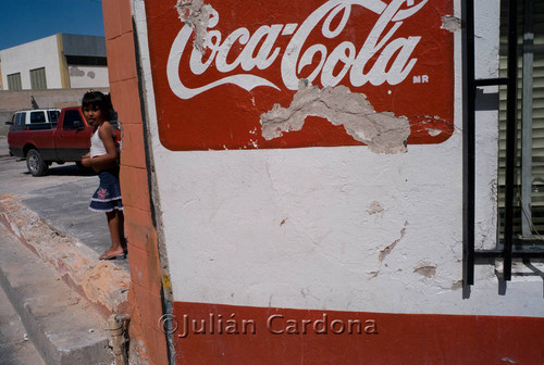 Little girl next to wall, Juárez, 2008