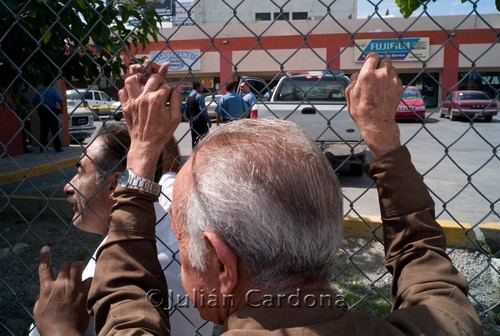 Crime scene crowd, Juárez, 2008