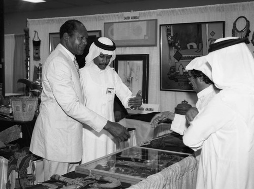 Tom Bradley talking with participants of the International Trade Show, Los Angeles, 1984