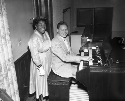 James Cowan sitting at the organ, Los Angeles, 1955