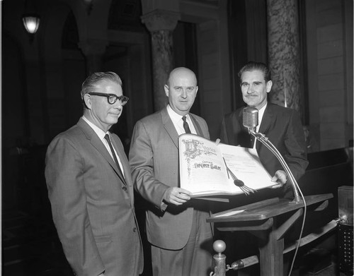 Hahn presents award, Los Angeles