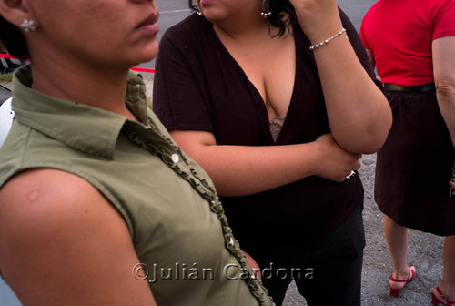 Onlookers at Auto Zone, Juárez, 2008