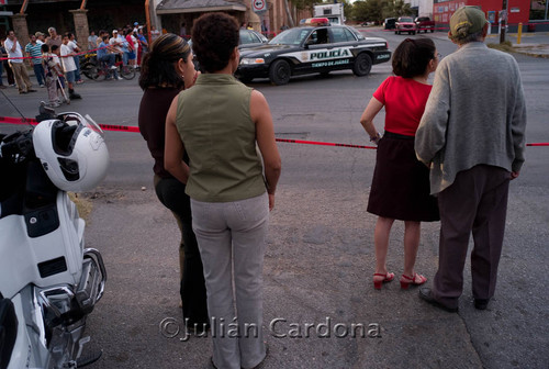 Onlookers at Auto Zone, Juárez, 2008