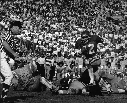 USC and UCLA spectators watching Charles White run the field, Los Angeles, 1977