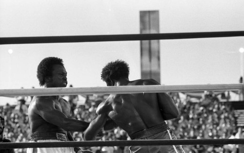 Michael Dokes and Mike Weaver fighting a rematch for the WBA Heavyweight title, Las Vegas, 1983