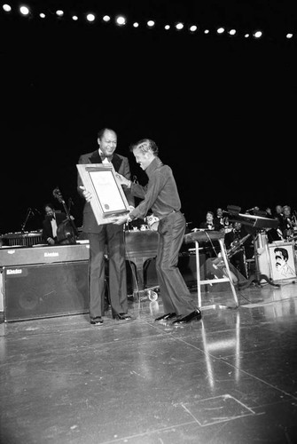 Tom Bradley presenting an award to Sammy Davis Jr., Los Angeles, 1980