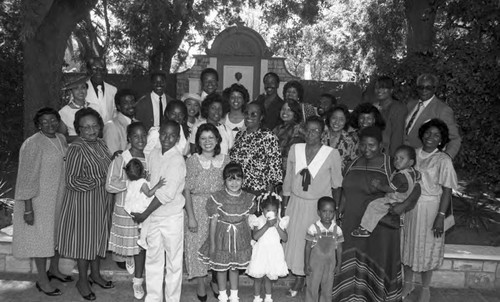 Extended Family Reunion participants posing together at the Allen House, Los Angeles, 1987