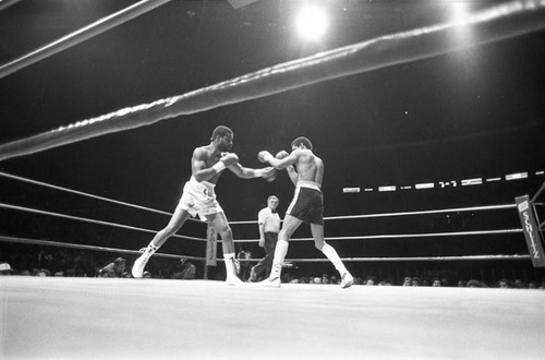 Hedgeman Robertson and Andy Price fighting at The Forum, Inglewood, California, 1983