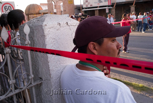 Onlookers at Auto Zone, Juárez, 2008