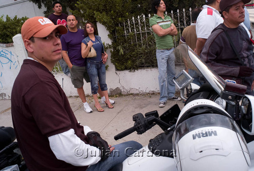 Onlookers at Auto Zone, Juárez, 2008