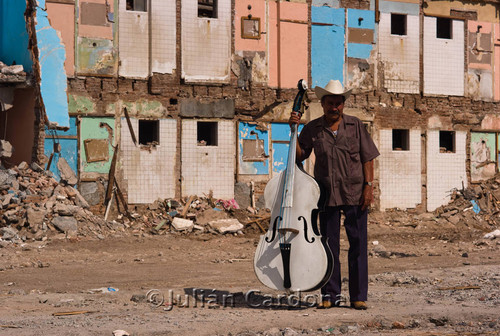 Musician in front of Wall, Juárez, 2007