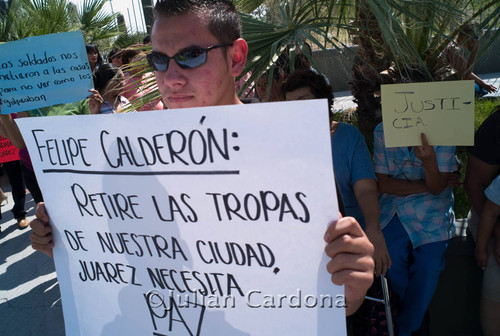 Protest signs, Juárez, 2008