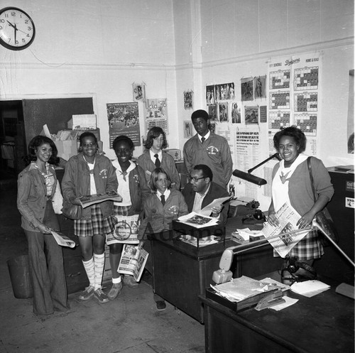 Sportswriter and students, Los Angeles, 1977