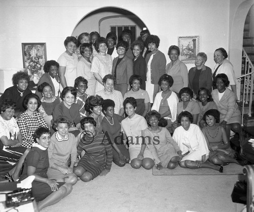 Thirty-two women in living room, 1968